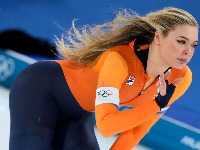 Otkriveno zbog čega najlepša lepotica sa ZOI raskopčava odelo: Grudnjak krije tajnu (FOTO, VIDEO)