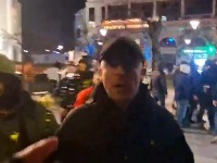 Studenti objavili snimak: Batinaš napao novinara u NS (VIDEO)