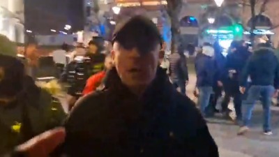 Studenti objavili snimak: Batinaš napao novinara u NS (VIDEO)