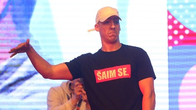 Zapaljen automobil Bake Praseta (VIDEO)