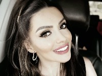 Voditeljka RTS-a u miniću i providnoj bluzi zapalila mreže: Svi gledaju u njene vitke noge (FOTO)