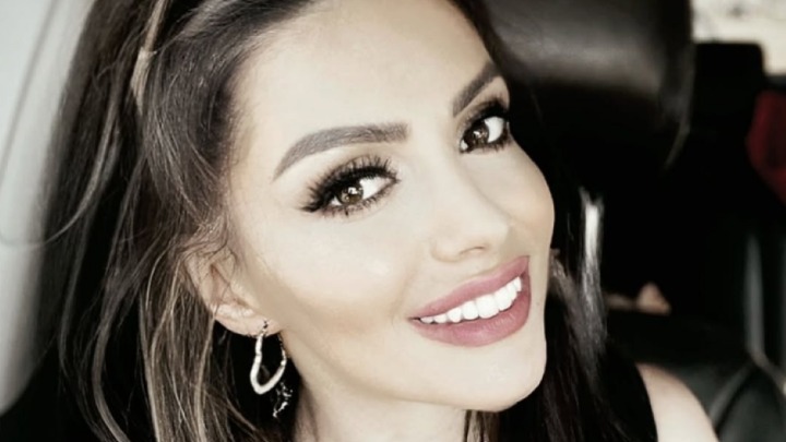 Voditeljka RTS-a u miniću i providnoj bluzi zapalila mreže: Svi gledaju u njene vitke noge (FOTO)