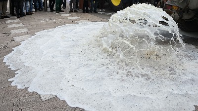 Mlekari jasno poručili: Bez ispunjenja zahteva nema pregovora, posle mleka prosipaćemo im stajsko đubrivo!