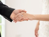 Žena se pohvalila skupocenim vereničkim prstenom, a ljudi je URNISALI komentarima: "To je otvarač za konzerve" (VIDEO)