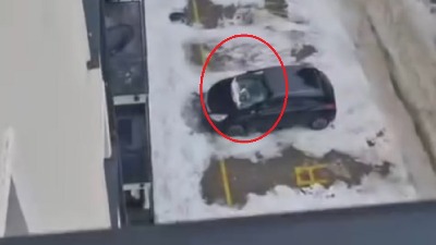 Za dlaku izbegnuta tragedija na Zlatiboru: Ledenica smrskala automobil (VIDEO)