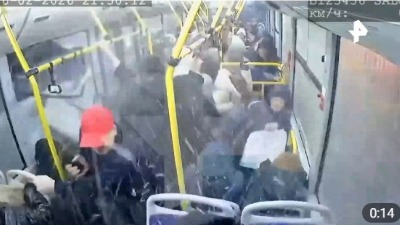 Saobraćajni znak umalo pobio ljude u autobusu (VIDEO)