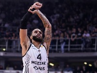 Hladan kao špricer ili lud? Dok bukti rat na Bliskom istoku, Dvejn Vašington "rešava" patike (FOTO)