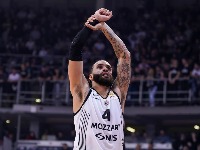 Vašington na štakama došao da podrži saigrače protiv Dubaija (FOTO)