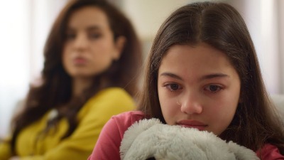 10 RODITELJSKIH GREŠAKA zbog kojih deca mogu nositi EMOCIONALNE OŽILJKE čitav život