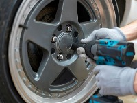 Zašto neki automobili imaju četiri šrafa na točku, a drugi pet ili više?