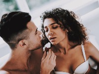 Slatka igra ili opasna navika? Stručnjaci ŠOKIRANI šta parovi rade sa hranom u krevetu 