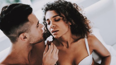 Slatka igra ili opasna navika? Stručnjaci ŠOKIRANI šta parovi rade sa hranom u krevetu 