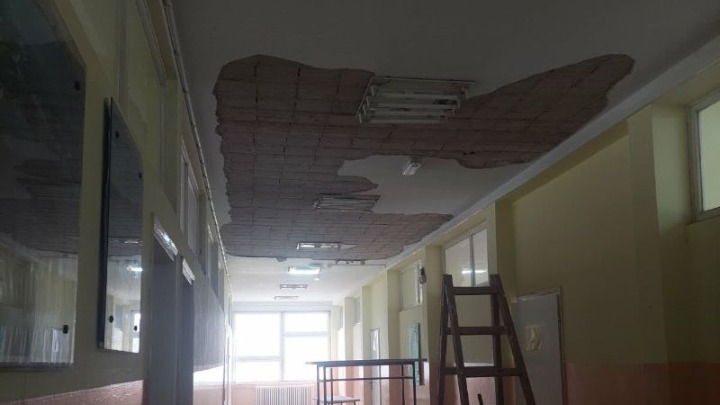 Ništa od povratka u školu, đaci prelaze na onlajn nastavu - otpao plafon (VIDEO)