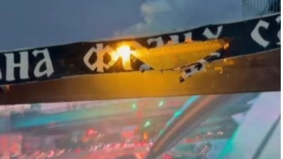 Grobari zapalili transparent za Franju Tuđmana! Popeli se na krov, a onda...