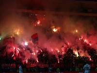 SKANDAL POSLE DERBIJA Navijači Zvezde VATROMETOM gađali fudbalere Partizana