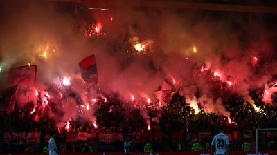 SKANDAL POSLE DERBIJA Navijači Zvezde VATROMETOM gađali fudbalere Partizana