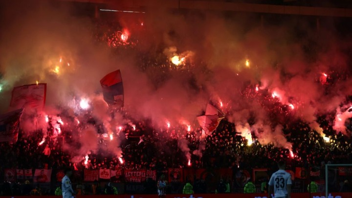 SKANDAL POSLE DERBIJA Navijači Zvezde VATROMETOM gađali fudbalere Partizana