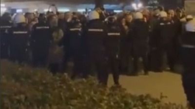 Policija razdvaja dva skupa ispred SNP: Okupio se veliki broj SNS pristalica, studenti i građani protestuju (VIDEO)