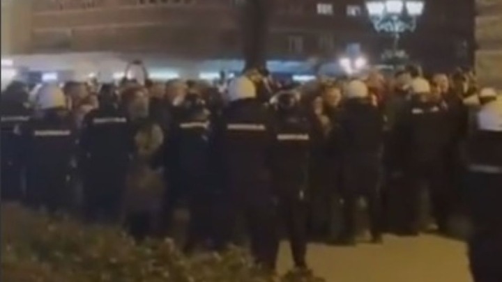Policija razdvaja dva skupa ispred SNP: Okupio se veliki broj SNS pristalica, studenti i građani protestuju (VIDEO)