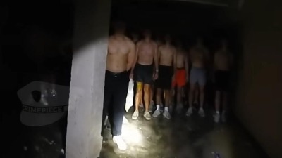 Policija u podrumu zatekla 56 mladića golih do pojasa, iza svega je JEZIVA PRIČA (VIDEO)