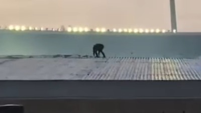 Navijač trčao po krovu, pa NESTAO: Postavljanje transparenta o Franji Tuđmanu (VIDEO)