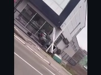 Auto uleteo u prodavnicu auto delova u Mirijevskom bulevaru i prevrnuo se na krov (VIDEO)