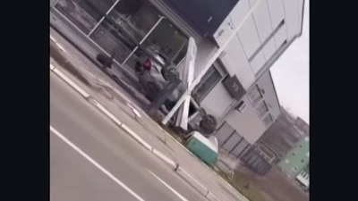 Auto uleteo u prodavnicu auto delova u Mirijevskom bulevaru i prevrnuo se na krov (VIDEO)