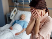 Udala sam se za starijeg muškarca, a 10 godina kasnije majka mi je na samrti rekla ŠOKANTNU ISTINU 