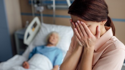 Udala sam se za starijeg muškarca, a 10 godina kasnije majka mi je na samrti rekla ŠOKANTNU ISTINU 