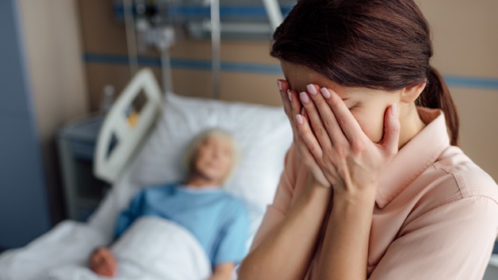 Udala sam se za starijeg muškarca, a 10 godina kasnije majka mi je na samrti rekla ŠOKANTNU ISTINU 