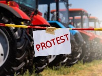 Vozač kombija pokušao da probije blokadu kod Čačka: Povređen poljoprivrednik