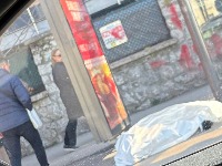 Užas kod Pinka: Jedno lice preminulo na autobuskom stajalištu (FOTO)