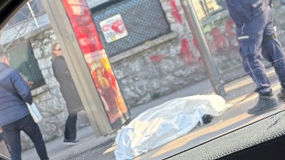Užas kod Pinka: Jedno lice preminulo na autobuskom stajalištu (FOTO)