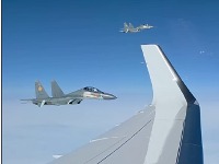 Lovci SU-30 dočekali Vučićev avion iznad Kazahstana (VIDEO)