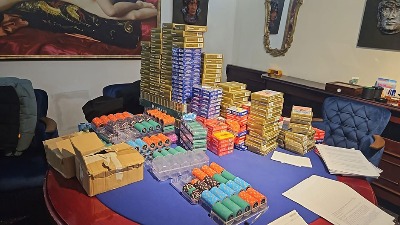 Racija u hotelu Astorija: Otkriven ilegalni kazino u centru Beograda, zaplenjeni stolovi, čipovi i 7.650 evra! (FOTO)