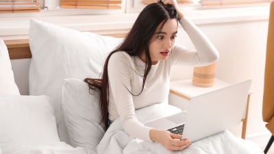 "Ovo je GORE OD PREVARE, moram odmah da bežim": Proverila dečku Jutjub istoriju i ostala u ŠOKU (VIDEO)