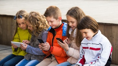 Uzeli su đacima telefone i ukinuli društvene mreže: Rezultati eksperimenta su ZAPANJUJUĆI 