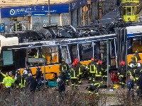 Tramvaj ISKOČIO iz šina, ima mrtvih i povređenih (FOTO, VIDEO)