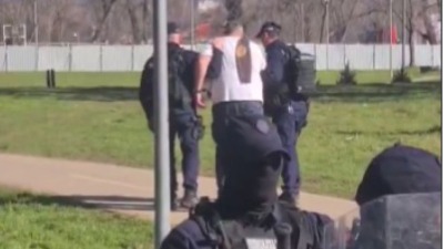 Privedena jedna osoba na protestu u Parku Ušće, građani pokušali da prođu kroz kordon