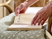 Evo zašto PAMETNI LJUDI i danas ČUVAJU PARE na starinski način - u knjigama, teglama i ispod dušeka