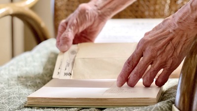 Evo zašto PAMETNI LJUDI i danas ČUVAJU PARE na starinski način - u knjigama, teglama i ispod dušeka