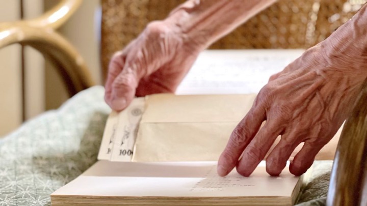 Evo zašto PAMETNI LJUDI i danas ČUVAJU PARE na starinski način - u knjigama, teglama i ispod dušeka