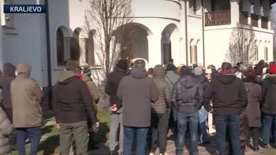 Skup podrške mitropolitu Justinu u Kraljevu: Veliki broj vernika došao ispred episkopskog doma 