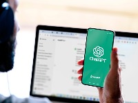 "Kum veštačke inteligencije“ upozorava: Ovo su zanimanja koja će AI prve zameniti