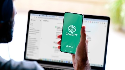 "Kum veštačke inteligencije“ upozorava: Ovo su zanimanja koja će AI prve zameniti