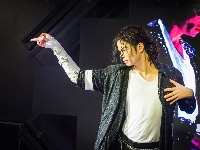 Izašao NOVI TREJLER za FILM O MAJKLU DŽEKSONU: Obožavatelji oduševljeni kako je prikazan kralj popa (VIDEO) 