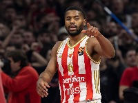 Igrači Zvezde uz narodnjake slavili osvajanje Kupa, Batlerove reakcije su HIT (VIDEO)