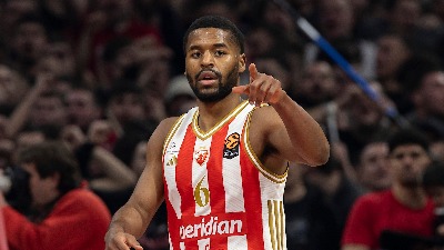 Igrači Zvezde uz narodnjake slavili osvajanje Kupa, Batlerove reakcije su HIT (VIDEO)