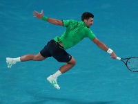 Đoković se sklonio od kamera i nestao iza reklama: Španci tvrde - povraćao je! (VIDEO)