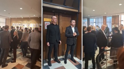 HAOS u NS: Sednica Skupštine kasnila više od sat vremena - odbornici bili na hodniku, obezbeđenje kontrolisalo ulaz (VIDEO)